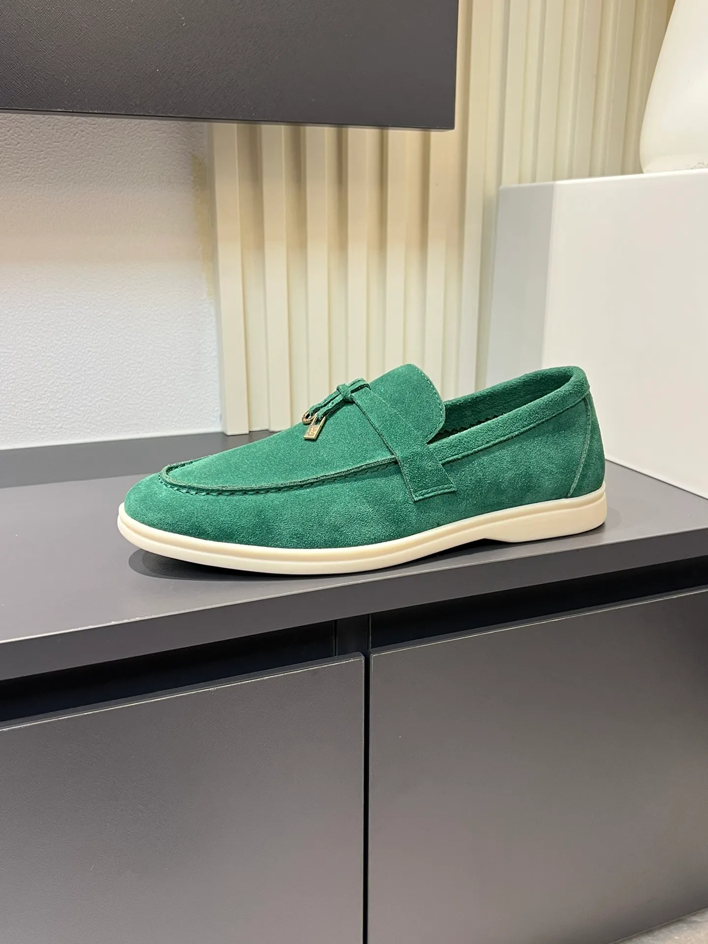 Men's shoes 💰p360 "Loro men's shoes 💰pian'*" Classic L men's shoes for couples 💰p Top version British flat loafers, a must-have item in old money style, the minimalist design is eye-catching and durable, a plus point for dressing The soft foot feel and texture are outstanding. They don’t scratch your feet and are very nice. They are matched with soft and waxy soles. They can be worn daily for a long time without getting tired. They are easy to wear, versatile and classic items, with perfect foot feel and texture! Imported cashmere fabric, the lining is made of imported A-grade water-dyed cow lining, the top version of the genuine leather midsole is sewn with pure handmade mark thread! Size: Female 35-40 (34. Customized) Male 38-44 (45.46. Customized)